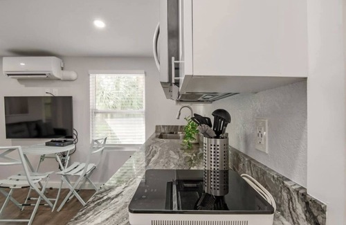 Safety Harbor Cottage | 4C Newly Renovated 1 Bedroom with Kitchenette