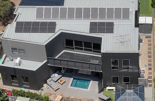 Torquay House | 4CHP The Sands Torquay . Across the road from Whites Beach Beachfront LUXURY
