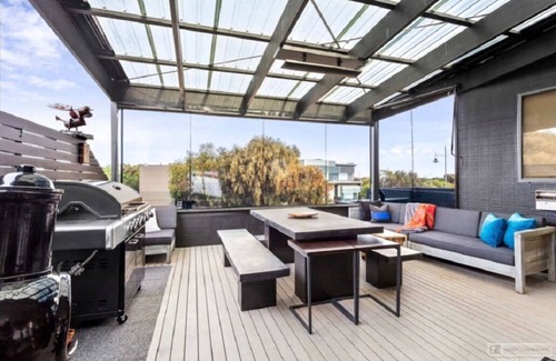 Torquay House | 4CHP The Sands Torquay . Across the road from Whites Beach Beachfront LUXURY