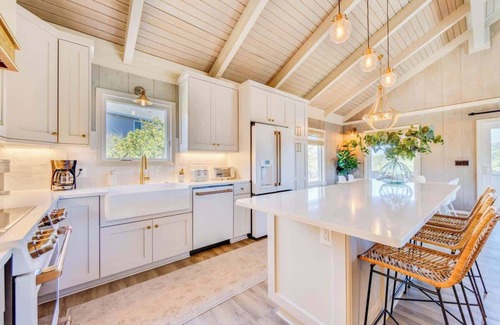 Duck Cottage | 4Min Walk to Beach + Community Pool & Tennis