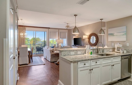 Baytowne Wharf Condo | 4th-Floor 2BR Retreat ~ Golf Cart ~ Near Baytowne Wharf!