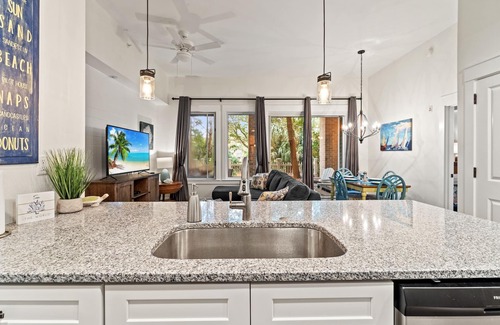 Baytowne Wharf Condo | 4th Nt FREE! Stay 11/29 -12/28! 1BR Baytowne, Trop Pool, Hot Tub, Tram, Patio