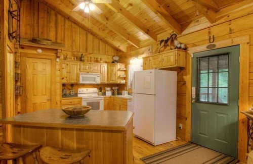 Gatlinburg - Pigeon Forge House | 4WD/AWD Adventure For 2 - Private Setting Near Great Smoky Mtns National Park