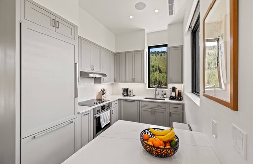 Jackson Hole House | 5 & 15 min drives to ski areas! 1m to town. Sleeps 6; hot tub, grill, fireplace.