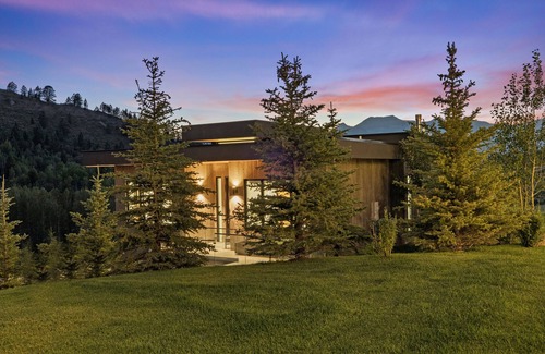 Jackson Hole House | 5 & 15 min drives to ski areas! 1m to town. Sleeps 6; hot tub, grill, fireplace.