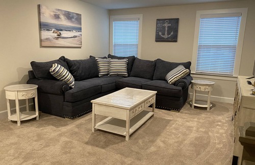 Lewes House | 5/6 bedroom, 5 bath, 12 sleeps on beds, 3 LR & 3 ensuit bath, 1 adjoining bath