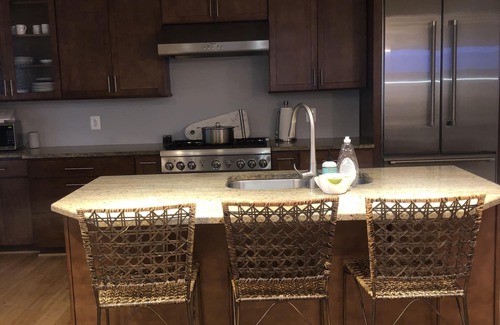 Wardour House | 5 BDRM across from the USNA Stadium