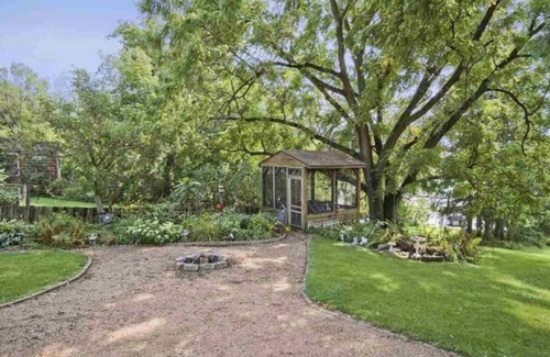 Pardeeville House | 5 bdrm/sleeps12 Lakeside Getaway