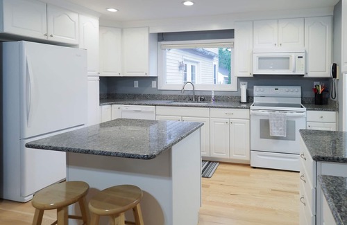 South Haven House | 5 bed, 5 bath, fire pit, private heated pool, close to downtown!