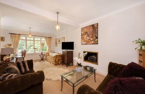 Oakleigh Apartment | 5 Bed Home with Private Parking - 25 Mins To Central London