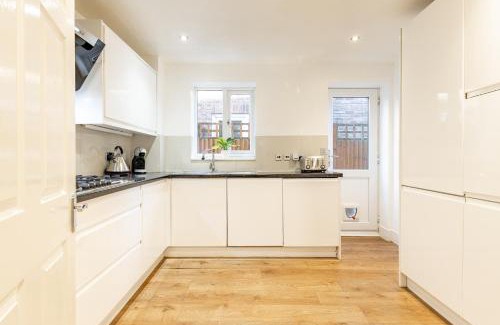 Runnymede House | 5 Bed House Heathrow Egham Virginia Water Sleeps 7 or Up To 8 If Sharing Beds, Mid To Long Term Bookings Welcome