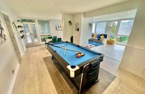 St Leonards House | 5 Bed House - Pool - Hot Tub - Sauna - Pool Table - Near New Forest and Beach - Sleeps 12