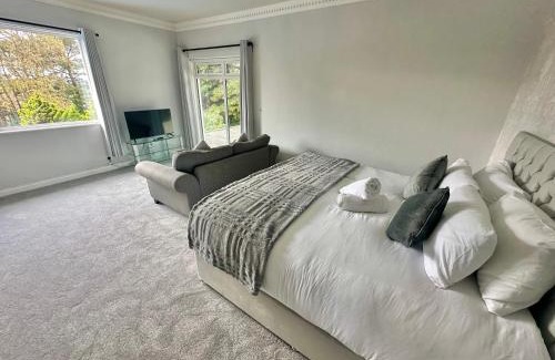 St Leonards House | 5 Bed House - Pool - Hot Tub - Sauna - Pool Table - Near New Forest and Beach - Sleeps 12