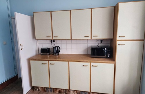 Stoke-on-Trent House | 5 Bed House - Sleeps 6 - Wifi - Parking