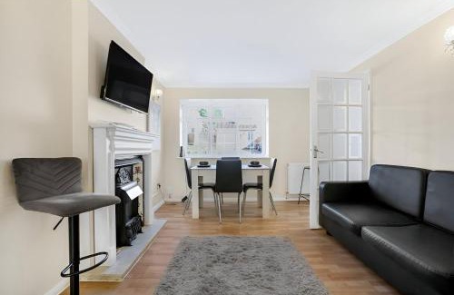 Hemel Hempstead Apartment | 5-Bed House with Garden Near Warner Bros Studios