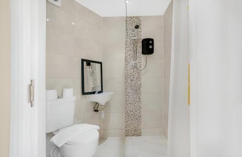 Hemel Hempstead Apartment | 5-Bed House with Garden Near Warner Bros Studios