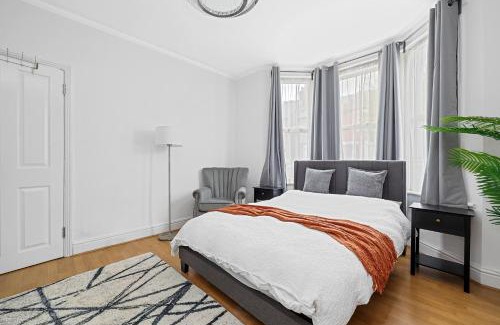 Broad Green Apartment | 5-Bed London Croydon Townhouse by Harlingtoin