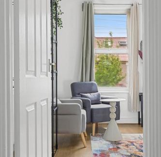 Broad Green Apartment | 5-Bed London Croydon Townhouse by Harlingtoin