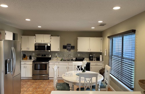 Converse House | 5 bedroom 3 bath cozy 2 Story with Hot-Tub!