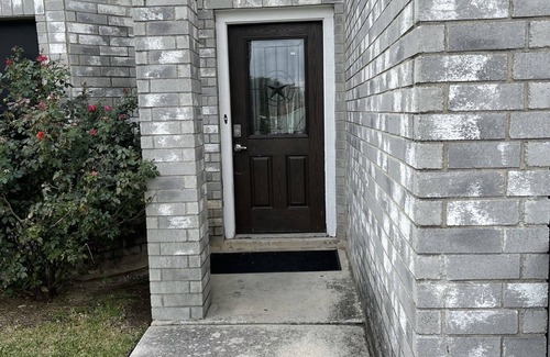 Converse House | 5 bedroom 3 bath cozy 2 Story with Hot-Tub!