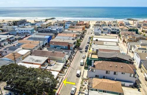 West Newport House | 5 Bedroom 4 Bath Duplex with Parking on 46th St!