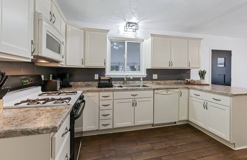 Ephrata House | 5-bedroom Cozy Backyard with Firepit, 5 min to Cloister & Ephrata Hospital