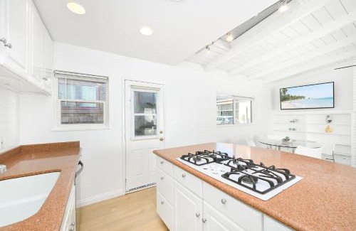 West Newport House | 5 Bedroom Duplex 1 minute Walk to the Ocean