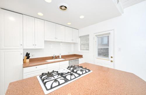 West Newport House | 5 Bedroom Duplex 1 minute Walk to the Ocean