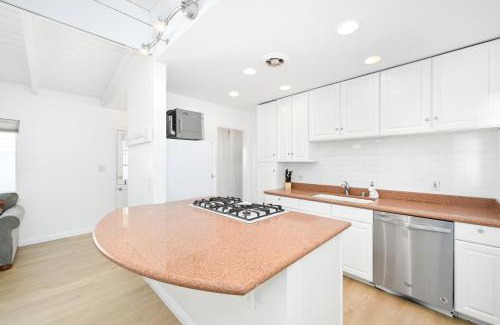 West Newport House | 5 Bedroom Duplex 1 minute Walk to the Ocean