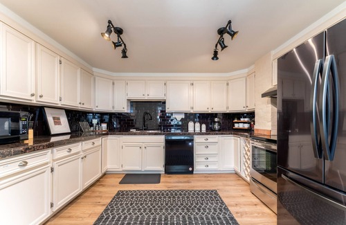 Chelan House | 5 Bedroom Home Downtown, Close to shops!
