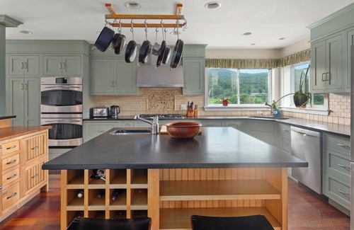 Moscow House | 5 Bedroom house available for a Winter Seasonal 2025 Easy Access to Everything