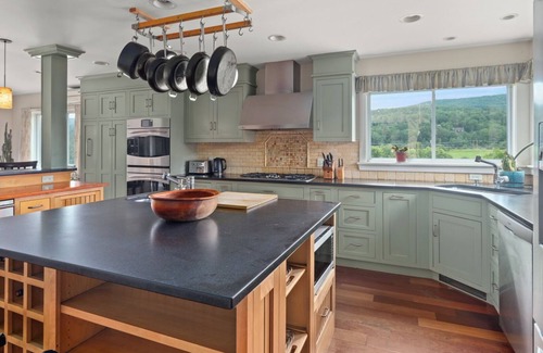 Moscow House | 5 Bedroom house available for a Winter Seasonal 2025 Easy Access to Everything