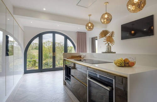 Devizes House | 5 Bedroom Lake House in a nature reserve