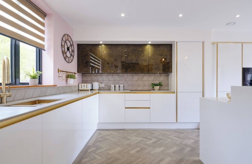 Devizes House | 5 Bedroom Lake House in a nature reserve