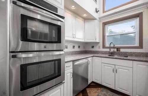 Tobyhanna House | 5-Bedroom Lakefront, private beach wifi AC boat & kayaks near ski, casino