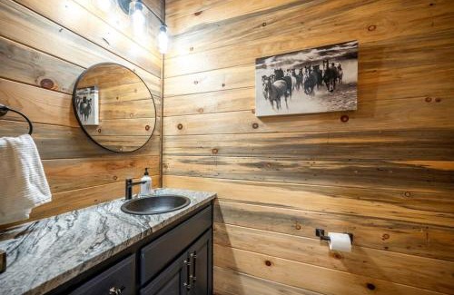 Hochatown House | 5 Bedroom Luxury in the heart of town