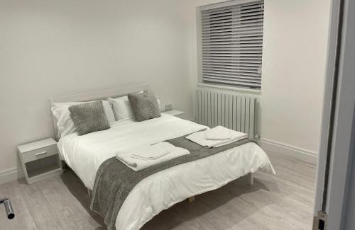 Fairlop Apartment | 5 Bedroom Modern and Spacious House in London