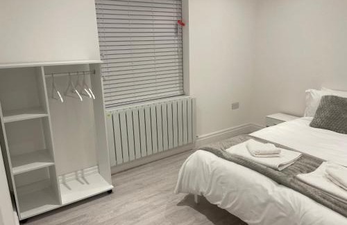 Fairlop Apartment | 5 Bedroom Modern and Spacious House in London