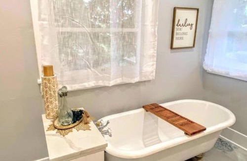 Albany House | 5 Bedroom Pet Friendly Historic Monteith Escape PNW & AC