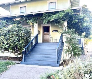 Albany House | 5 Bedroom Pet Friendly Historic Monteith Escape PNW & AC