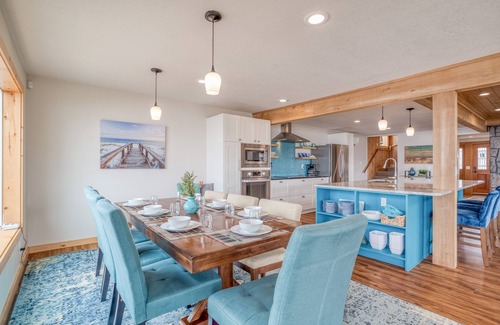 Waldport House | 5 Bedroom Suites, Hot Tub, Gazebo + Stunning Views of Ocean, Bridge, Alsea Bay!