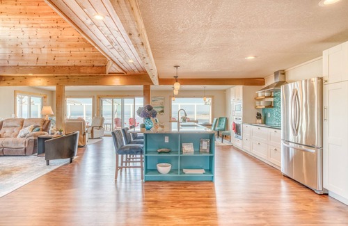 Waldport House | 5 Bedroom Suites, Hot Tub, Gazebo + Stunning Views of Ocean, Bridge, Alsea Bay!