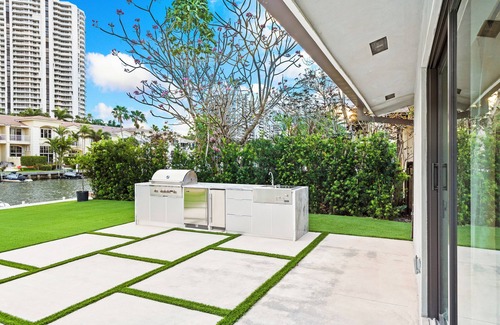 Hallandale Beach Villa | 5-bedroom Water Front Villa In Hallandale Beach With Yacht Pick Up In Backyard