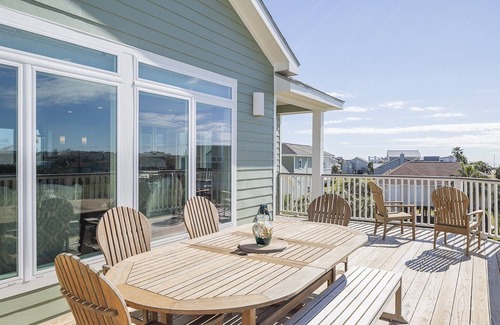 Pirates Beach House | 5 BEDROOMS, 41/2 BATHS, PIRATES BEACH. GOLF CART INCLUDED!