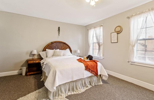 Lancaster Apartment | 5 Beds . Great for Families and Vacationers