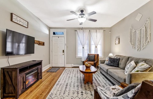 Lancaster Apartment | 5 Beds . Great for Families and Vacationers