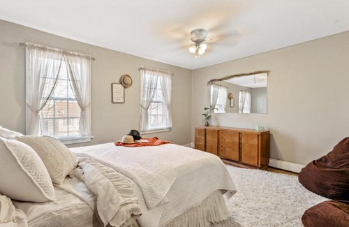 Lancaster Apartment | 5 Beds . Great for Families and Vacationers