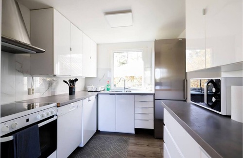 Molnlycke Apartment | 5 Beds - Premium Home - Free Parking - Wifi