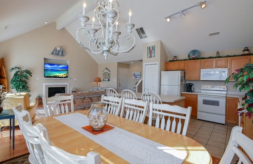 North End House | 5⭐️ “BEST TIME OF the YEAR AVAILABLE!” OCT 26-NOV 24! 1 BLOCK TO BEACH! GOLDCST