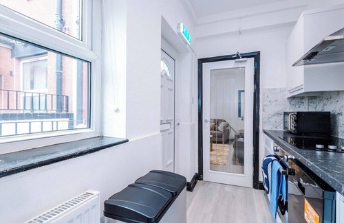 Leeds House | 5 br house sleeps 12 near Leeds City Centre with free parking